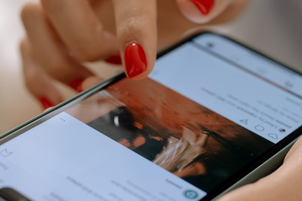  લાંબા કેપ્શન : ઈન્સ્ટ્ગ્રામ પર યૂઝર્સ પોતાના કેપ્શનમાં વધુમાં વધુ 2200 શબ્દો સુધી લખી શકે છે. એક્સપર્ટ અને સ્ટડીઝ દર્શાવે છે કે લાંબુ કેપ્શન એન્ગેજમેન્ટ વધારે છે અને ક્રિએટિવ વિન્ડો ઓપન કરે છે, જે તમારા માટે લાભદાયી છે. (Image: Canva)