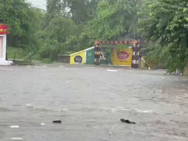 ઠેર ઠેર પાણી જ પાણી.