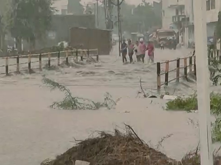 આજી નદી બેકાંઠે વહેતા પુલ પર પાણી ફરી વળ્યાં.